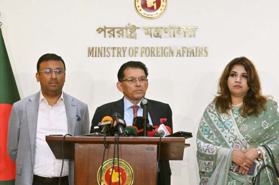 পদ ছাড়ছেন না পররাষ্ট্রমন্ত্রী, নজির দেখালেন হুমায়ুন রশীদের