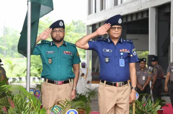 নতুন পোশাকে পুলিশ