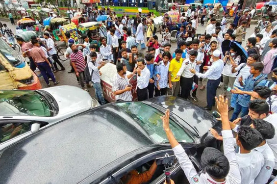 রাজধানীর তিন স্থানে শিক্ষার্থীদের সড়ক অবরোধ
