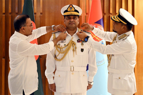 নবনিযুক্ত নৌপ্রধানকে র‌্যাঙ্ক ব্যাজ পরালেন প্রধানমন্ত্রী