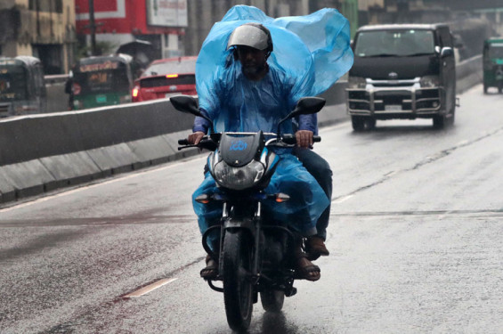 রাজধানীতে বৃষ্টিতে ভোগান্তি