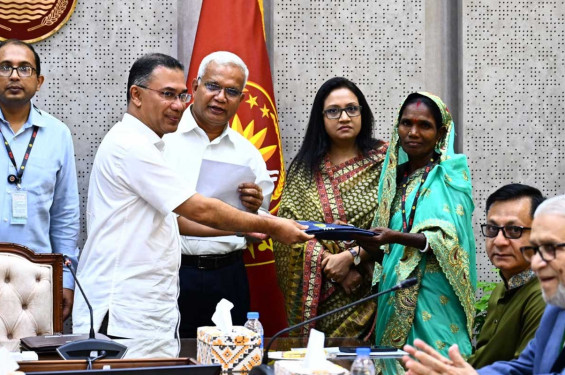 চা-শ্রমিকদের ২০ হাজার রেইনকোট দিলেন প্রধানমন্ত্রী