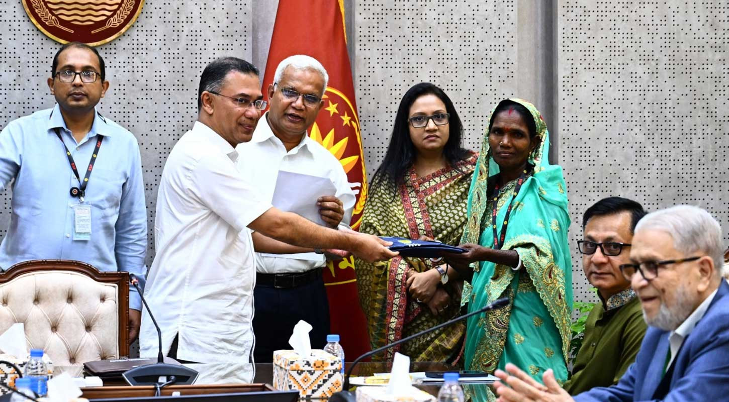 চা-শ্রমিকদের ২০ হাজার রেইনকোট দিলেন প্রধানমন্ত্রী