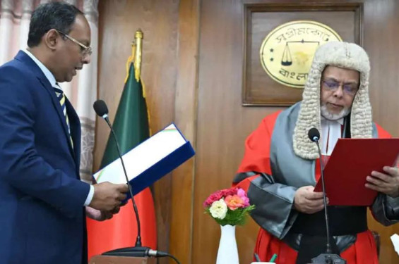 পিএসসির চেয়ারম্যান হিসেবে শপথ নিলেন ড. নাজমুজ্জামান ভূঁইয়া