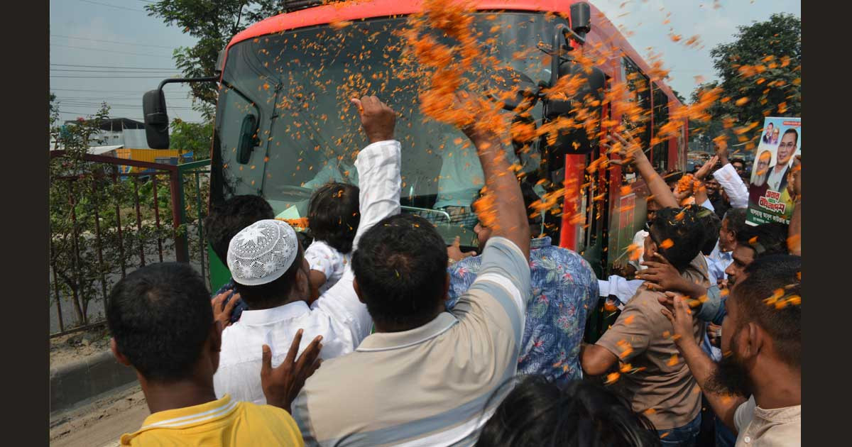 পথে পথে জনতার ঢল, প্রধানমন্ত্রীর গাড়ি ঘিরে পুষ্পবৃষ্টি