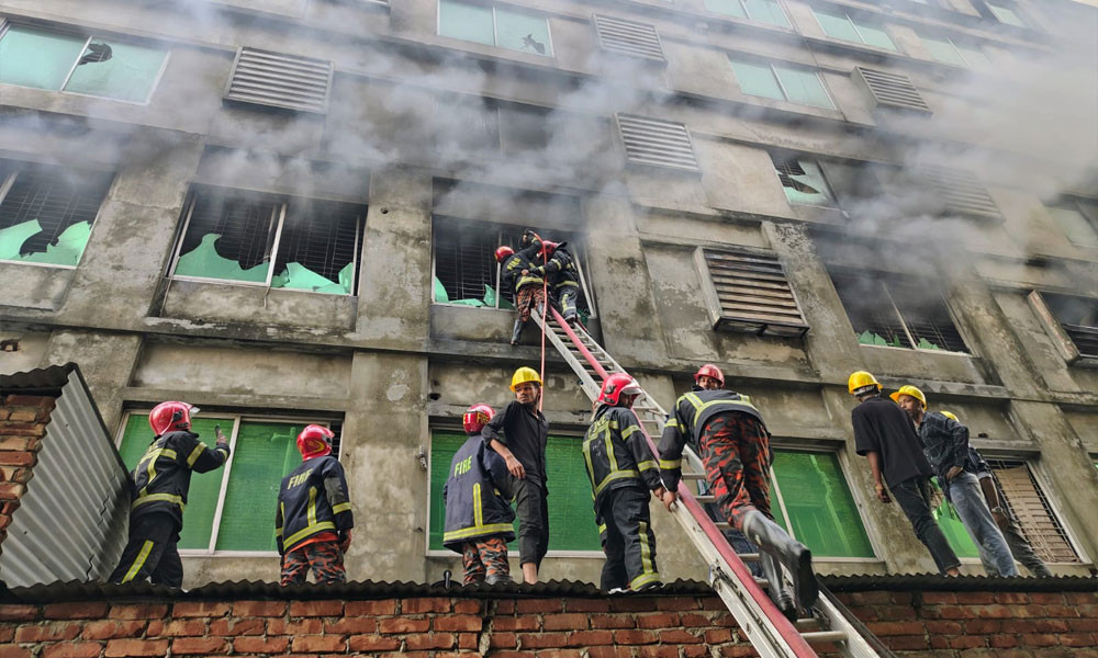 গাজীপুরে পোশাক কারখানায় আগুন, নিয়ন্ত্রণে ৯ ইউনিট