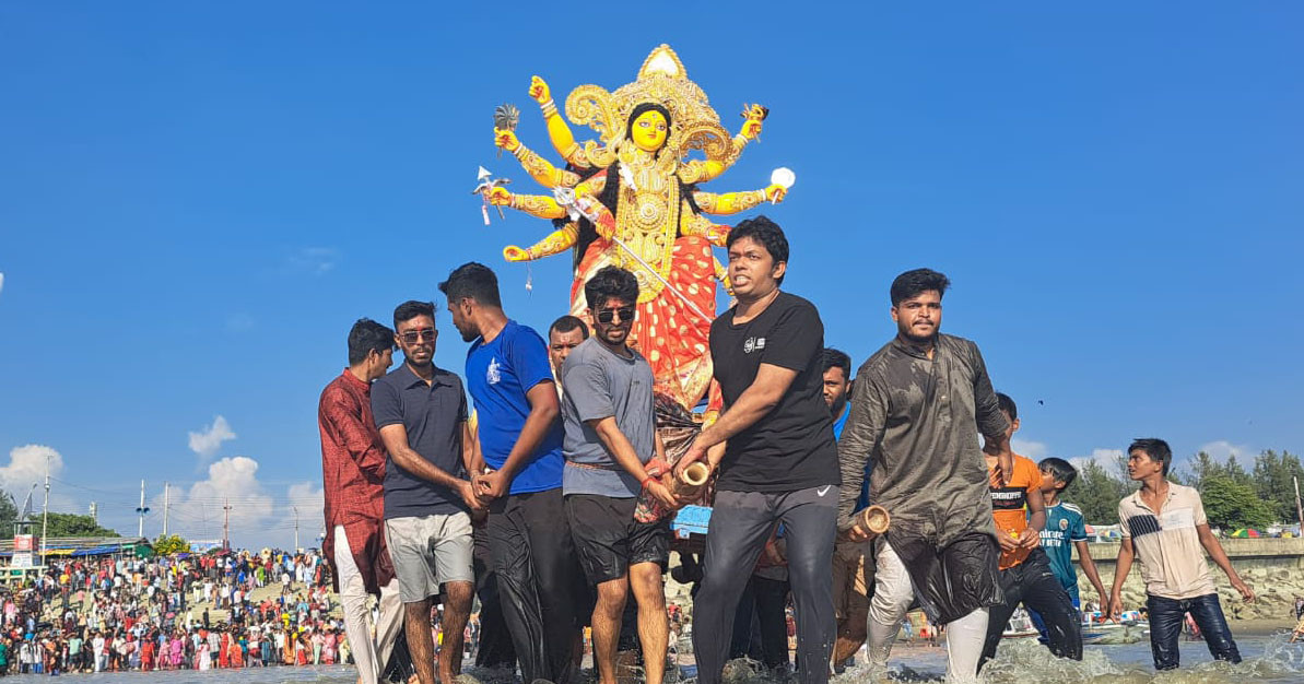 প্রতিমা বিসর্জন: ভক্তের চোখের জলে দেবীদুর্গার বিদায়