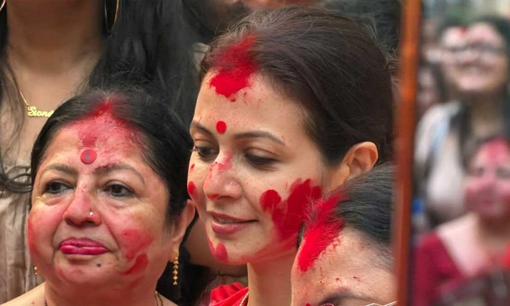 মেতেছেন সিঁদুর খেলায়, কণ্ঠে মন খারাপের সুর