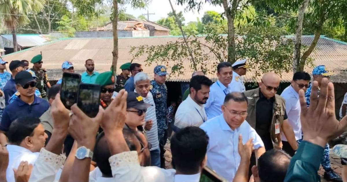 নলিয়ানে সাধারণ মানুষের সঙ্গে প্রধানমন্ত্রীর শুভেচ্ছা বিনিময়
