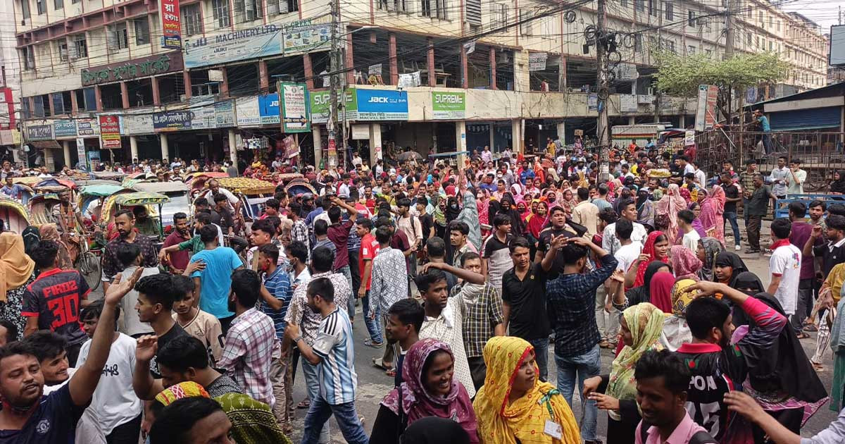 মিরপুরে ৬ ঘণ্টা অবরোধ শেষে সড়ক ছাড়লেন শ্রমিকরা