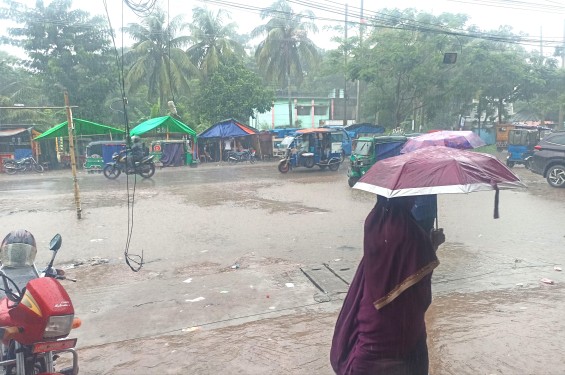 উপকূলে অতিভারী বৃষ্টিপাত অব্যাহত,বন্দরে সতর্ক সংকেত বহাল