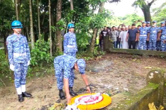 মাইলস্টোন ট্রাজেডি: লক্ষ্মীপুরে নিহত শিক্ষার্থী সায়ানের কবরে বিমান বাহিনীর শ্রদ্ধা নিবেদন