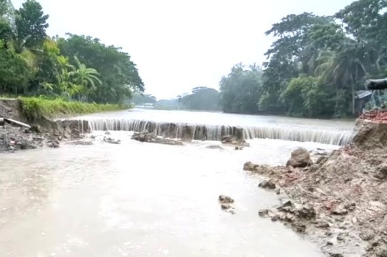 জোয়ারের তোড়ে ভেসে গেল সড়ক, দুর্ভোগে ২০ হাজার বাসিন্দা