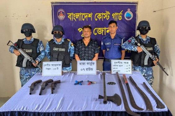 কোস্ট গার্ড-পুলিশের যৌথ অভিযানে মহেশখালীতে অস্ত্র সহ কুখ্যাত সন্ত্রাসী আটক