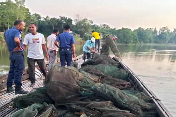 রাণীনগরে নিষিদ্ধ চায়না দুয়ারী জাল বিনষ্ট