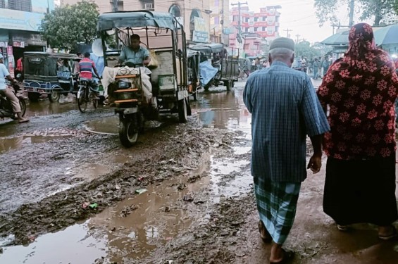 খানা-খন্দে ভরা নাভারন-সাতক্ষীরা মহাসড়ক, জলাবদ্ধতায় নরকযন্ত্রণা