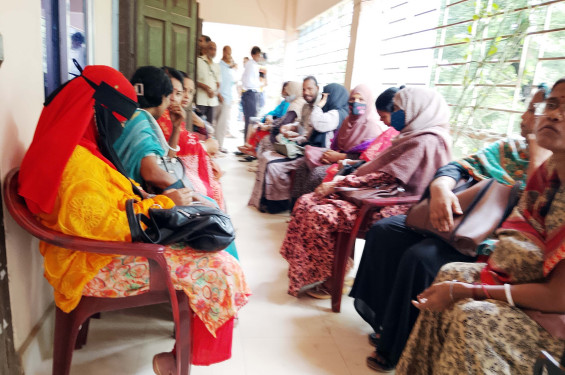 নীতিমালাকে বৃদ্ধাঙ্গুলি দেখিয়ে শিক্ষা কর্মকর্তার প্রশ্ন পত্র প্রণয়ন। মুখোমুখি শিক্ষক ও শিক্ষা অফিস
