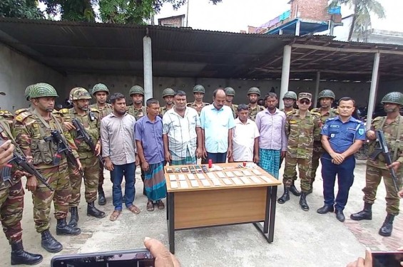 পঞ্চগড়ে সেনাবাহিনীর অভিযানে ৯৭ লাখ টাকা মূল্যের জাল ডলারসহ ৬জন আটক