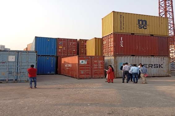 কমলাপুর কাস্টমস্ হাউসে দীর্ঘদিন আটকে থাকা কন্টেইনার পরীক্ষার কার্যক্রম শুরু