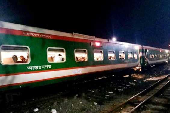 সিলেটগামী আন্তঃনগর উপবন এক্সপ্রেস ট্রেনের ইঞ্জিন লাউয়াছড়া বনে বিকল