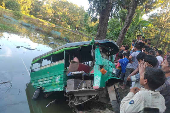 বোয়ালখালীতে ট্রেনের ইঞ্জিনের ধাক্কায় টেম্পু খাদে পড়ে আহত ৬