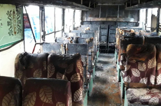 মৌলভীবাজার চাঁদনীঘাট বাসস্ট্যান্ডে পার্কিং একটি বাসের ভিতর আগুনে পুড়ে ছাই