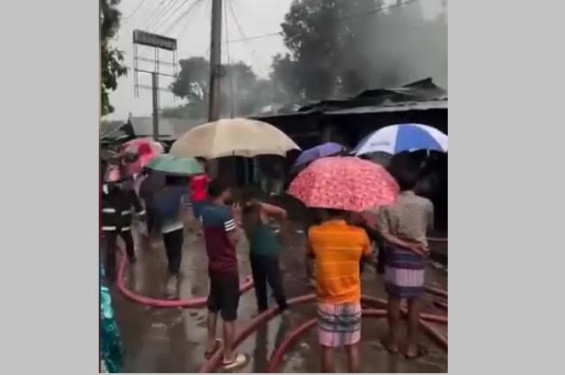 সিলেটের লাক্কাতুরায় বজ্রপাত থেকে আগুন, ৯ দোকান ক্ষতিগ্রস্ত