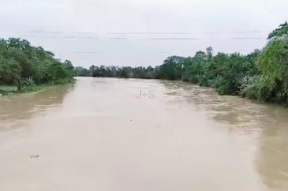 উজানের ঢল ও ভারী বর্ষণে পাহাড়ি ঢলে নদ-নদীর পানি বিপদ সীমার ওপরে, বন্যার শঙ্কায় মৌলভীবাজার