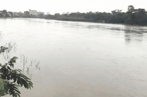 টানা ভারি বর্ষণে মৌলভীবাজারে ৭উপজেলার ৫ পৌরসভাসহ ৩৭টি ইউনিয়নে প্রায় ২ লাখ মানুষ পানিবন্দি