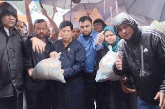 সিলেট সদরে এমপি ড. মোমেনের  ত্রাণ বিতরণ