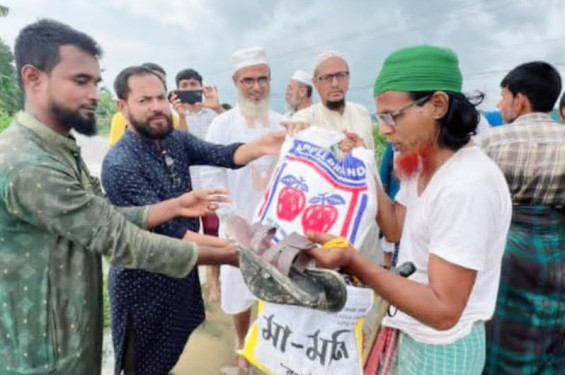 মৌলভীবাজারের বন্যাদুর্গতদের মাঝে জামাতে ইসলামীর ত্রাণ বিতরণ