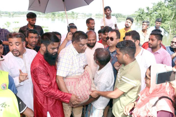 সিলেট নগরীর ৩৩ নং ওয়ার্ডে সিসিক মেয়রের ত্রাণ বিতরণ