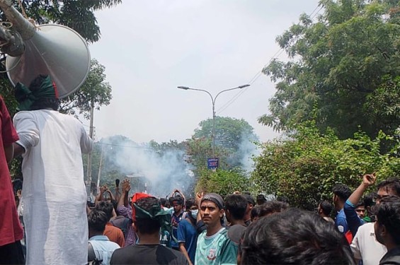টিয়ারশেল-সাউন্ড গ্রেনেডে জবি শিক্ষার্থীদের ছত্রভঙ্গের চেষ্টা