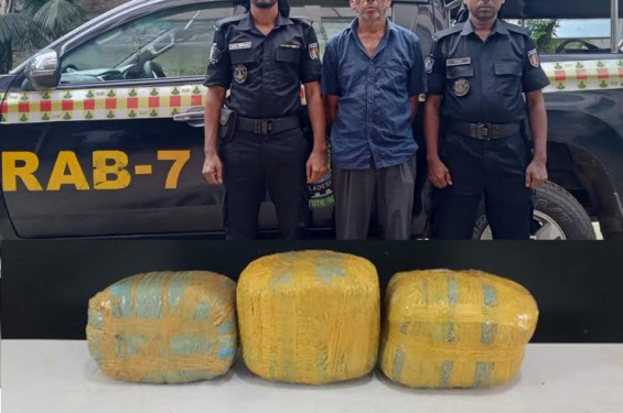 ফেনীতে ১৫ কেজি গাঁজা সহ মাদক ব্যবসায়ী গ্রেফতার