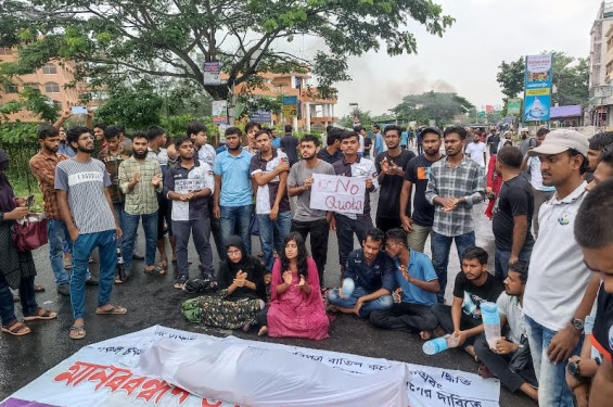 বাংলা ব্লকেডের ২য় দিনে কোটা বিরোধী আন্দোলনে উত্তাল বরিশাল