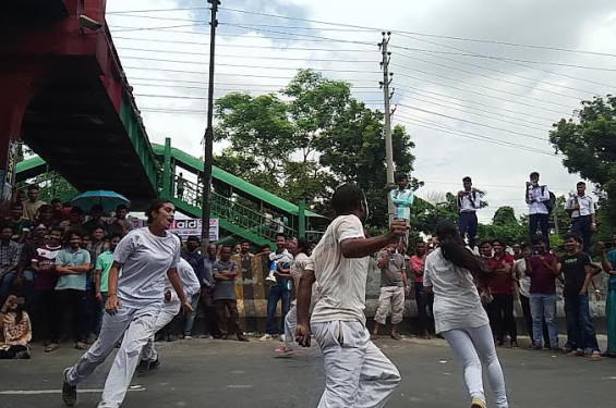 জাবি শিক্ষার্থীদের আয়োজনে মহাসড়কে মঞ্চস্থ পথনাটক একটি নন-ফিকশন