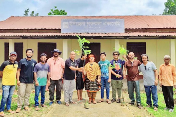 গাছ লাগান পরিবেশ বাঁচান, এই কথা বলে গাছ লাগাচ্ছেন: শিক্ষক মোঃ তারিক হাসান