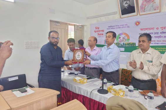 শ্রেষ্ঠ উপজেলা চেয়ারম্যানের সম্মাননা ক্রেস্ট পেলেন রায়হান উদ্দিন আকন শান্ত