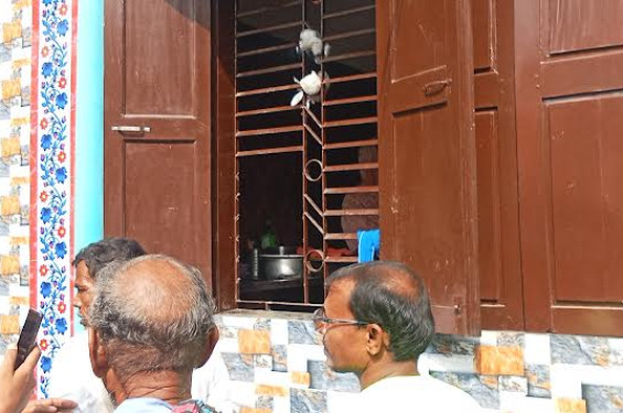 ঝিকরগাছায় রান্না ঘরের গ্রিল কেটে স্পেন প্রবাসীর স্ত্রীকে জবাই করে হত্যা করেছে সন্ত্রাসীরা
