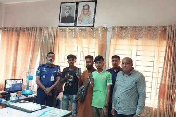 হারানো মোবাইল উদ্ধার করে বুঝিয়ে দিল মোংলা থানা পুলিশ