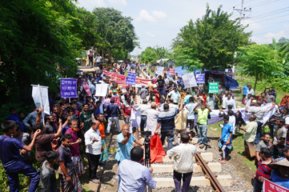 গদখালী রেলস্টেশন চালুর দাবিতে রেলপথ অবরোধ