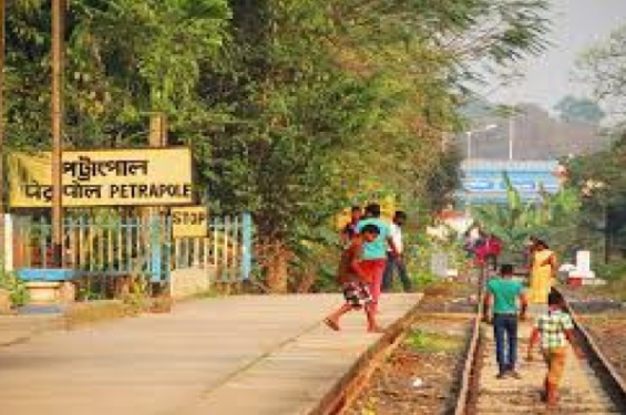 পেট্রাপোলে প্রতিদিন ১০ ঘণ্টা বাণিজ্য সেবা বন্ধ, লোকশানের আশঙ্কায় ব্যবসায়ীরা