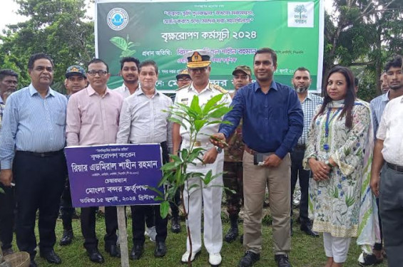 মোংলা বন্দরে বৃক্ষরোপণ কর্মসূচির উদ্বোধন করলেন চেয়ারম্যান
