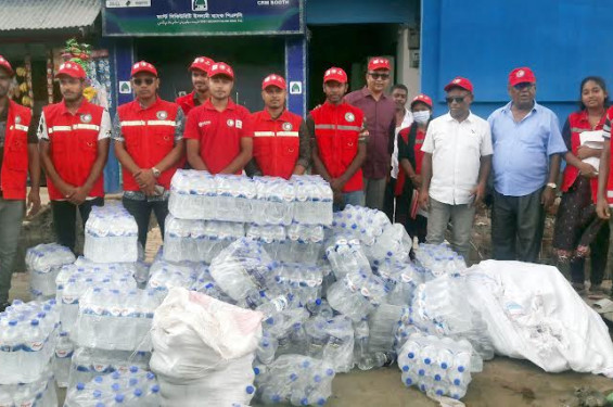 নড়াইলে পথচারী ও শিক্ষার্থীদের মাঝে ১০ হাজার লিটার পানি, ক্যাপ ও ছাতা বিতরণ ডেঙ্গু প্রতিরোধে সচেতনতামূলক প্রচারপত্র