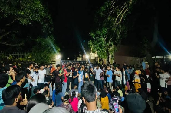 পুলিশ-ছাত্রলীগ-শিক্ষার্থীদের ত্রিমূখী আক্রমণের রণক্ষেত্র জাবি