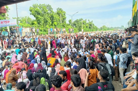 কোটা সংস্কার আন্দোলনকারীদের ঢাকা-আরিচা মহাসড়ক অবরোধ