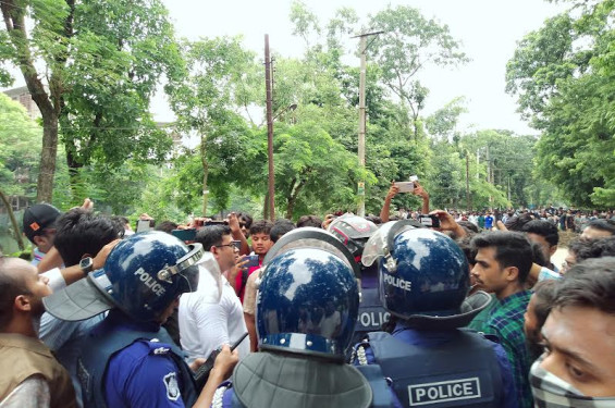 জাবিতে পুলিশ-শিক্ষার্থীদের মুখোমুখি অবস্থান
