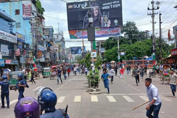 ফেনীতে শিক্ষার্থীদের বিক্ষোভে ছাত্রলীগের হামলায় আহত-২০