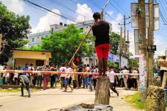 জামালপুরে ট্রেন অবরোধ, ছাত্রলীগের সাথে ধাওয়া পাল্টা-ধাওয়া