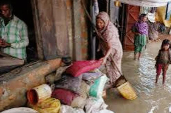 দীর্ঘ জলাবদ্ধতায় রূপ নিচ্ছে তাই ঘরে ফেরা নিয়ে চরম দুশ্চিন্তা বানভাসিরা